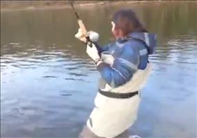 Schreiende Frau beim Angeln