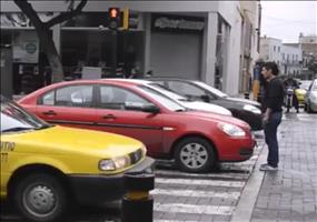 Er belehrt die Autofahrer am Zebrastreifen
