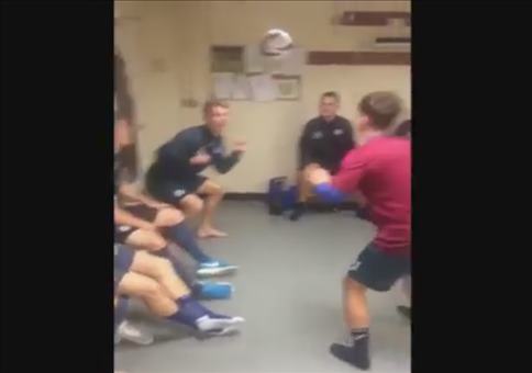 Kopfballübung in der Umkleidekabine