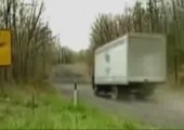 LKW vs. Aufschüttung