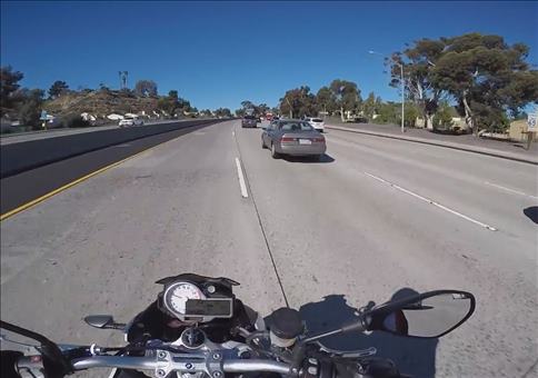 Mitten auf der Autobahn fremde Leute an den Füßen kitzeln