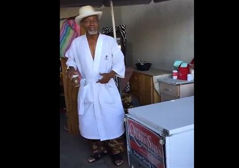 Kleines Pennerparadies unter der Autobahnbrücke