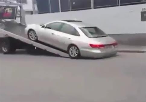 Auto auf LKW über Rampe verladen