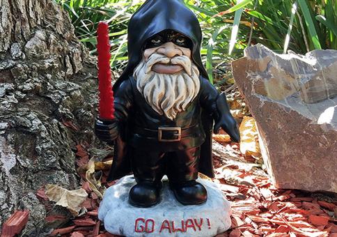 Er vernichtet und tötet Zombie Gnome!