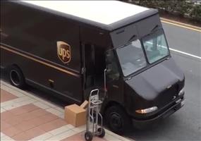 Der UPS Mann bringt die Weihnachtspakete