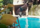 Die Slackline über den Pool spannen