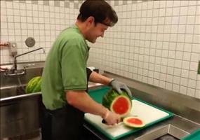 Wassermelone in unter 30 Sekunden sauber zerstückeln