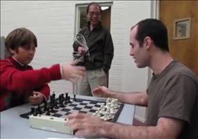 Schachmeister Greg Shahade gegen einen Zehnjährigen 