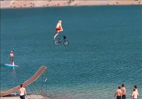 Höher, schneller, weiter mit dem Fahrrad in den See springen