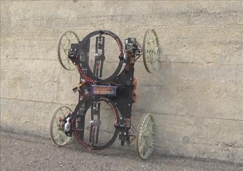 Roboter fährt Wände hoch