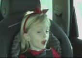 Kleine Sängerin im Auto