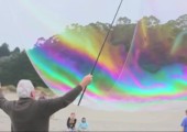 Riesige Seifenblasen am Strand