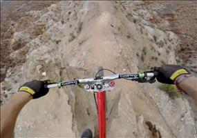 Downhill über einen schmalen Gebirgskamm - POV