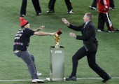 Jimmy Jump greift nach dem Fifa Pokal