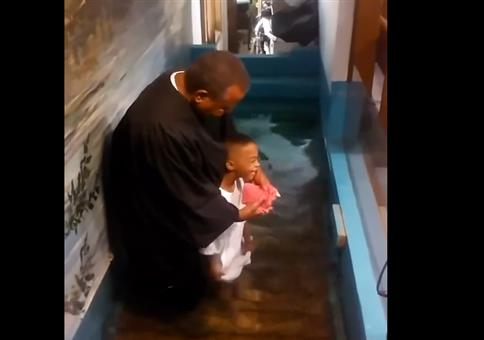 Etwas ungeduldig bei der Taufe