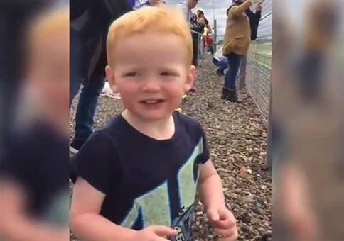 Kleiner Junge beim Motorradrennen