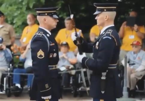 Waffeninspektion mit Robotergeräuschen