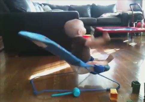 Baby in seiner Wippe auf 180