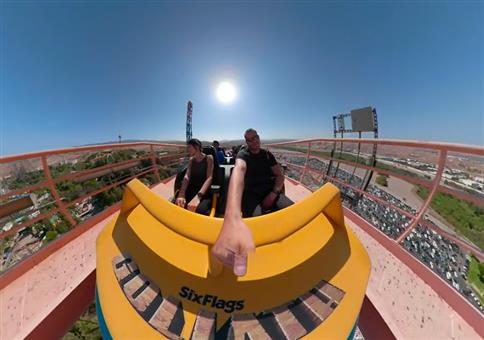 Trippy Fahrt auf der Achterbahn