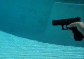 Eine Pistole unter Wasser abfeuern