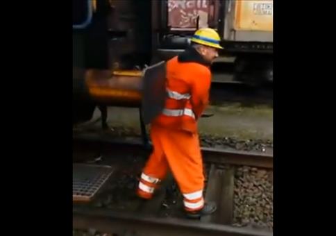 Eisenbahner mit Eiern aus Stahl