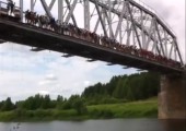 Massenschaukeln an der Brücke
