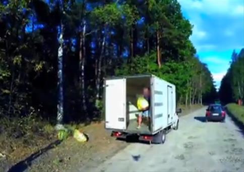 Illegales Müllabladen wird von Drohne gefilmt
