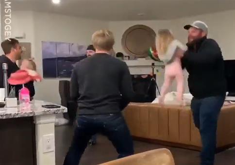 Wenn Väter mit ihren Kindern spielen