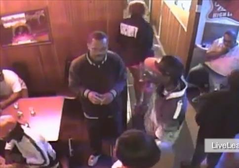 Türsteher wehrt Typ mit Waffe ab