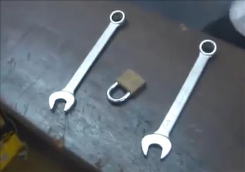 Vorhängeschloss mit zwei Schraubenschlüsseln knacken