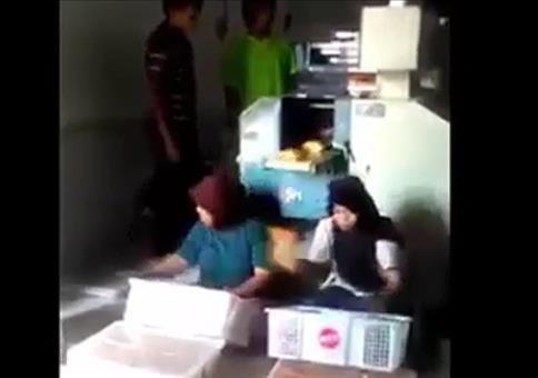 Maschine und Mensch arbeiten Hand in Hand