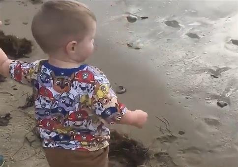 Mit dem Kind am Strand