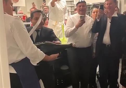 Champagnerflasche mit dem Schwert köpfen