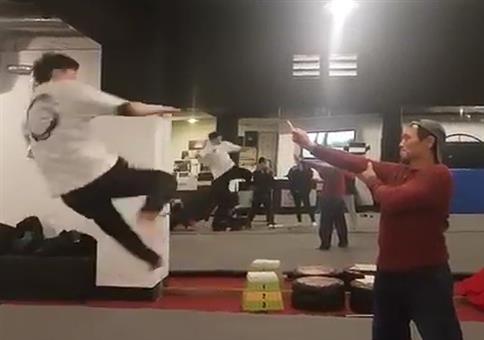 Mit einem gekonnten Kick Feuer machen