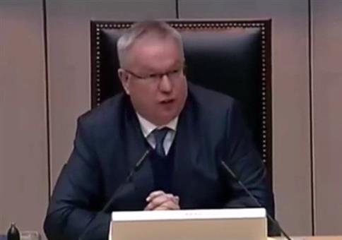 Riesige Latte im Abgeordnetenhaus Berlin