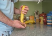 Banane schälen mal anders