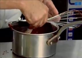 Koch beschwert sich über sein Kochbesteck