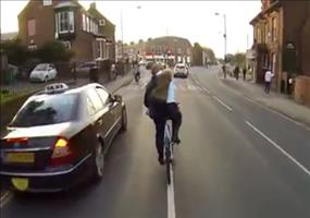 Keine gute Idee: Jacke auf dem Fahrrad ausziehen