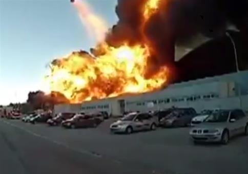 Explosion! Auto fliegt durch die Luft! Explosion!