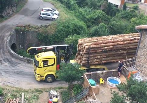 Holz-LKW-Fahrer bezwingt enge Kurze und kleine Brücke
