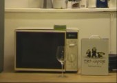 Der Weinkarton in der Mikrowelle