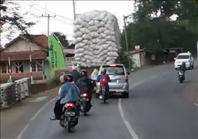 Leicht überladen in die Kurve