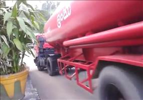 Tanklaster mit gekonntem Wendemanöver