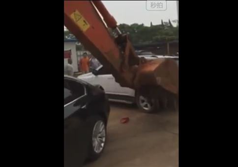 Platz da! Der Bagger muss hier durch!