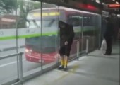 Betrunken auf den Bus warten