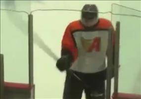 Eishockeyspieler knockt sich selbst aus