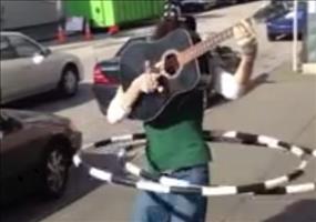 Straßenkünstler mit nettem Balanceakt