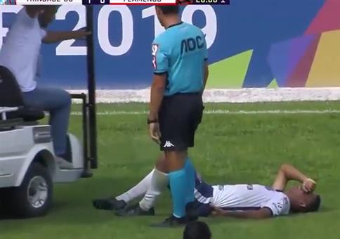 Fußballer verletzt am Boden - Aber Hilfe naht!