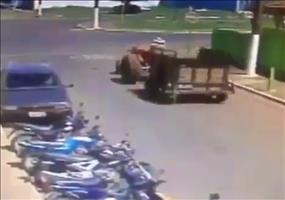 Kein Glückstag für diesen Traktorfahrer