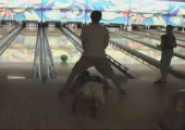 Bowlingtrick durch die Beine